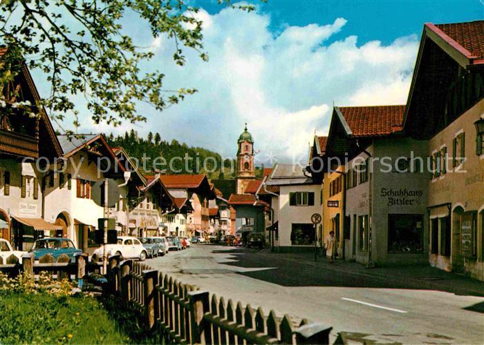 Mittenwald Bayern Haeuser mit Freskenmalereien Lueftlmalerei Obermarkt Pfarrkirc