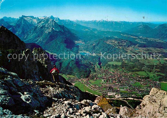 Mittenwald Bayern Blick vom Karwendel mit Lautersee und Ferchesee