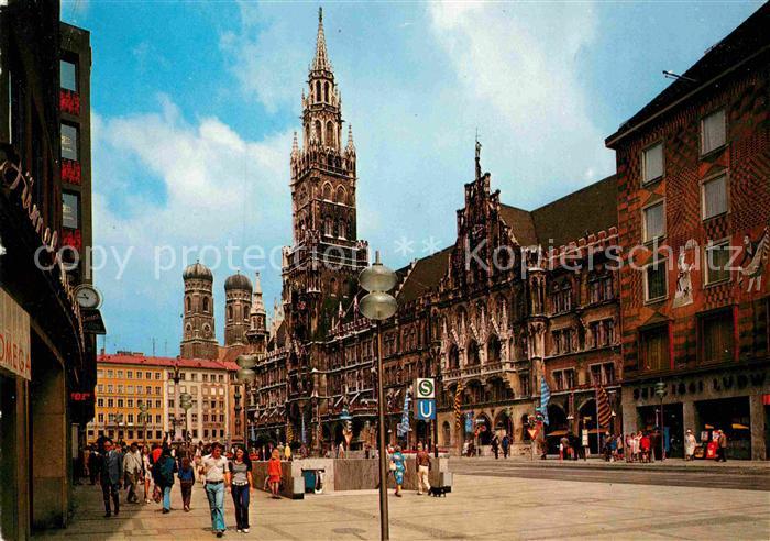 Muenchen Bayern Rathaus und Frauenkirche