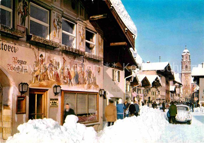 Mittenwald Bayern Obermarkt und Pfarrkirche im Winter Fassadenmalerei