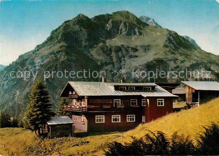 Mittelberg Kleinwalsertal Alpengaststaette Buehlalpe mit Baehrenkopf Widderstein