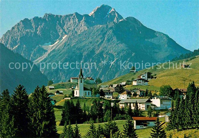 Hirschegg Kleinwalsertal Vorarlberg Ortsansicht mit Kirche Blick zum Widderstein