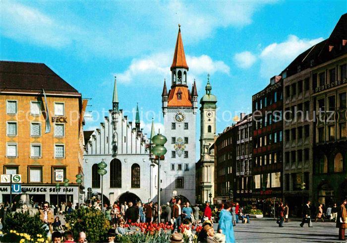 Muenchen Bayern Marienplatz mit Altem Rathaus Heiliggeistkirche