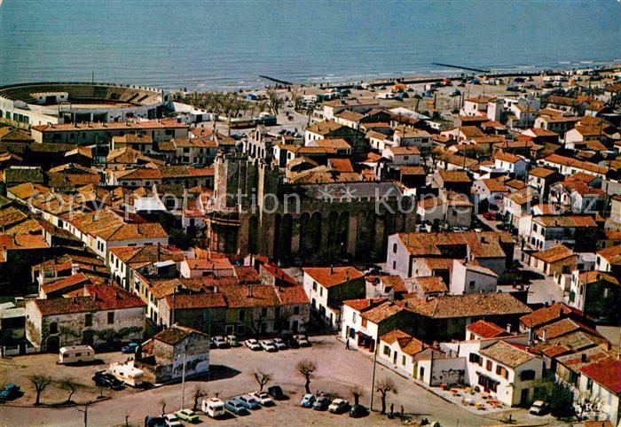 Saintes-Maries-de-la-Mer Fliegeraufnahme mit Kirche und Stadion