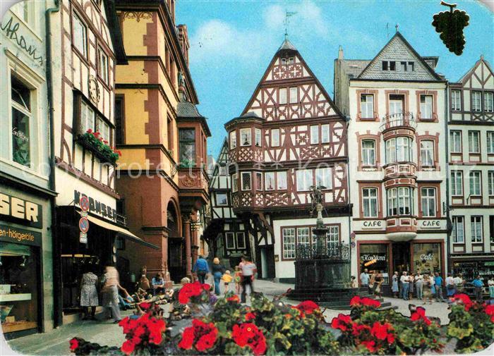 Bernkastel-Kues Marktplatz Rathaus Spitzenhaus St. Michaelsbrunnen