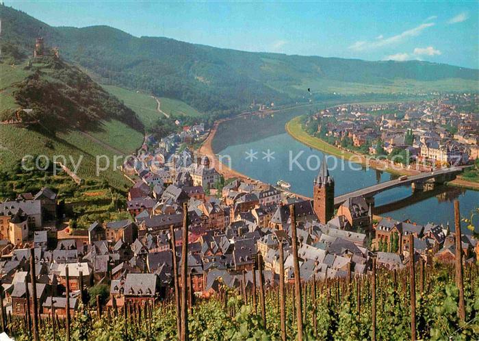 Bernkastel-Kues Moselpartie mit Ruine Landshut