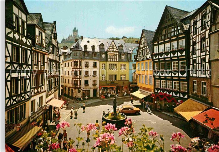 Cochem Mosel Marktplatz St. Martinsbrunnen und Burg