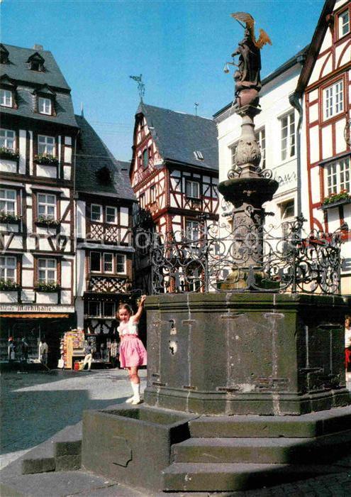 Bernkastel-Kues Marktplatz Brunnen Fachwerk