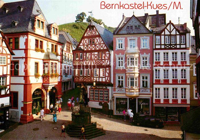 Bernkastel-Kues Marktplatz Rathaus und St Michaelsbrunnen