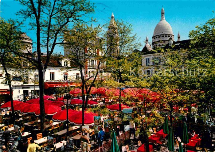Paris Montmartre la Place du Tertre et Couple du Sacre Cour