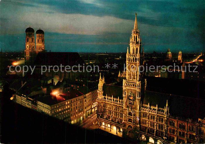 Muenchen Bayern Rathaus Frauenkirche bei Abendbeleuchtung