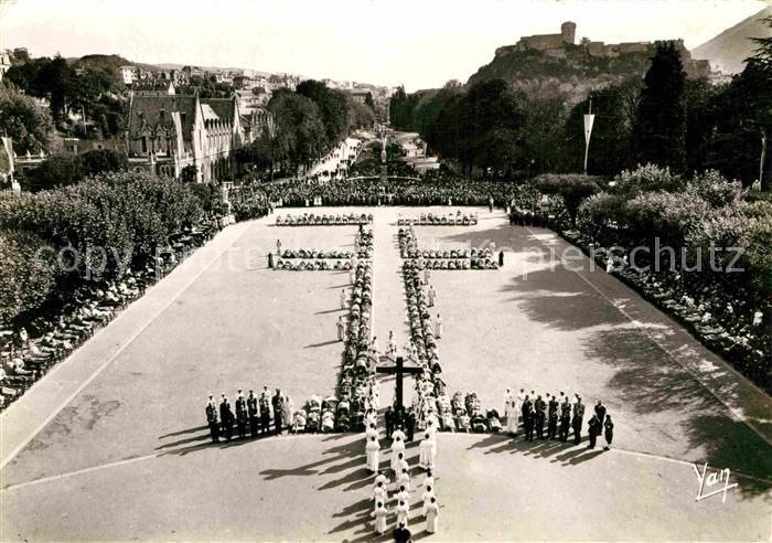 Lourdes Hautes Pyrenees Le chemin de Croix des malades pendant le Rosaire