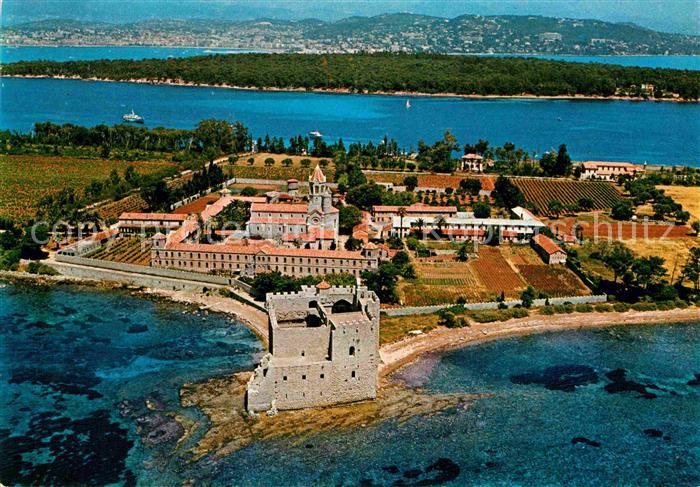 Ile Saint-Honorat Alpes Maritimes Au premier plan l'ancien Monastere fort