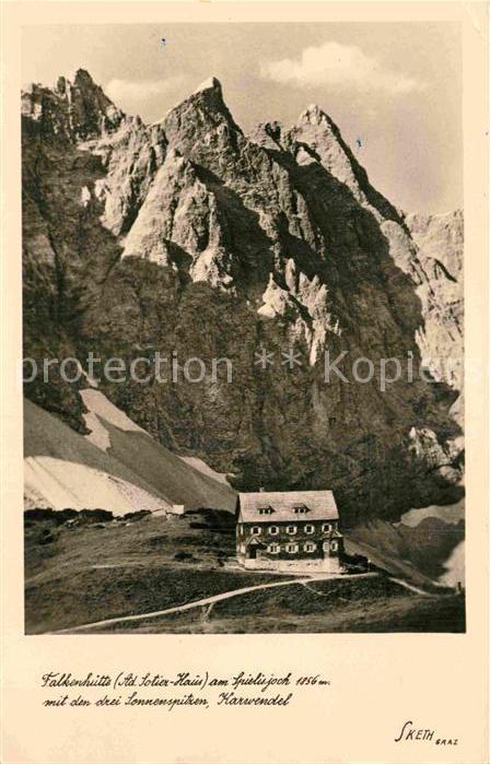 Falkenhuette am Spielisjoch mit den drei Sonnenspitzen Karwendelgebirge