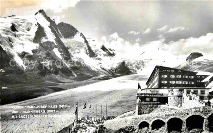 Heiligenblut Kaernten Kaiser Franz Josef Haus und Johannisberg mit Grossglockner