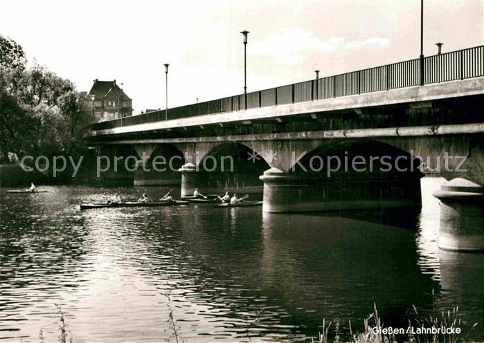 Giessen Lahn Uferpartie am Fluss Ruderboote Bruecke