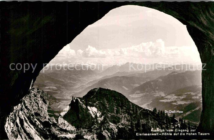 Werfen Salzburg Eisriesenwelt Hoehle mit Blick auf Hohen Tauern