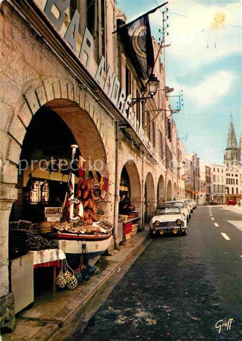 La Rochelle Charente-Maritime Vieille rue et Tour des Quatre Sergents