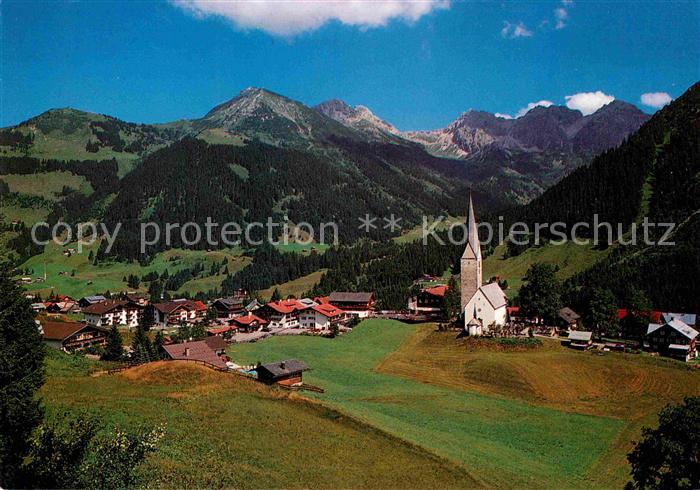 Mittelberg Kleinwalsertal Gesamtansicht mit Schuesser Hammerspitze Schafalpen