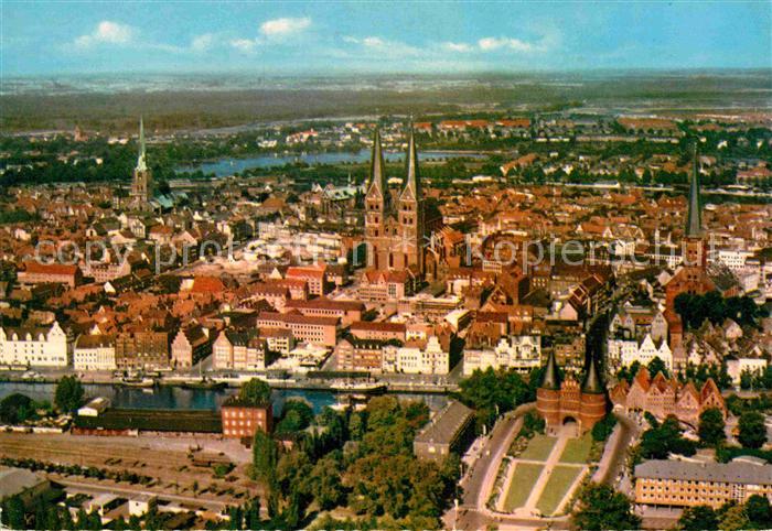Luebeck Holstentor Stadtzentrum Kirchen Fliegeraufnahme