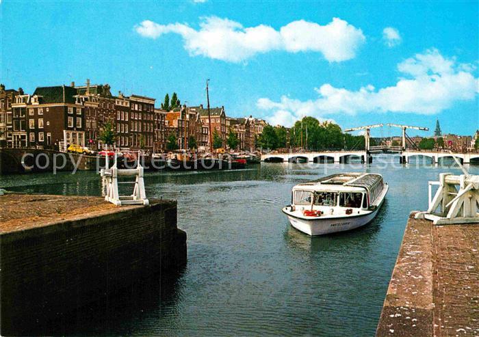 Amsterdam Niederlande Amstel mit Magere Bruecke Ausflugsboot