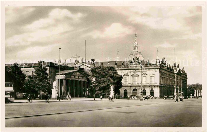 BERLIN  CITY Ehrenmal Zeughaus im Hintergrund Dom