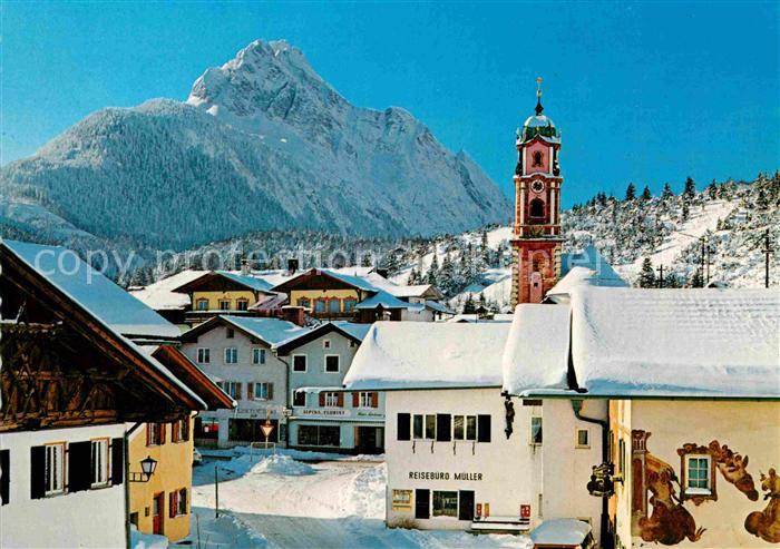 Mittenwald Bayern Ortsmotiv mit Kirche mit Wettersteinspitze im Winter