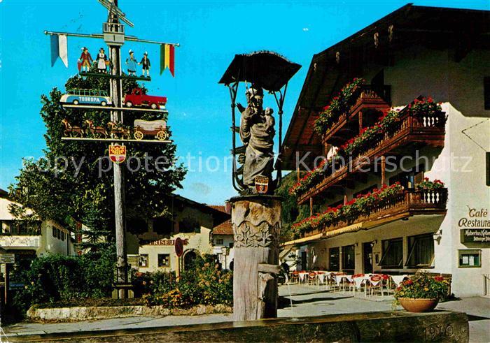 Ruhpolding Bayern Dorfplatz Maibaum Marienbrunnen