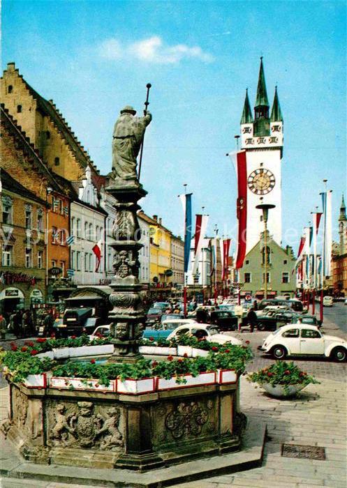 Straubing Ludwigsplatz Brunnen Blick zum Stadtturm