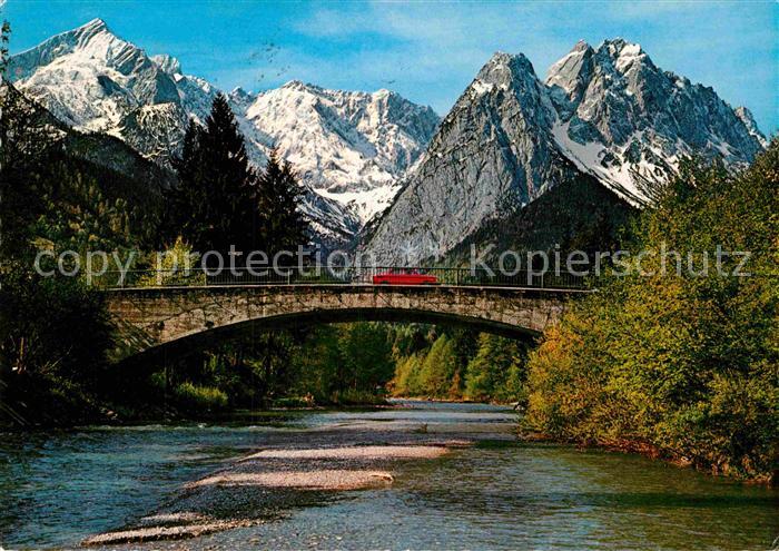 GARMISCH-PARTENKIRCHEN Bayern Loisachbruecke gegen Zugspitzgruppe Wettersteingeb