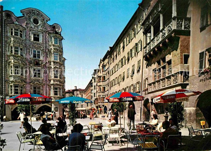 Innsbruck Fussgaengerzone in der Altstadt Goldenes Dachl