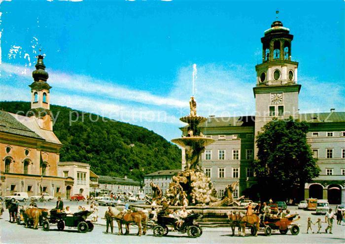 Salzburg Oesterreich Glockenspiel Residenz Brunnen Fiaker