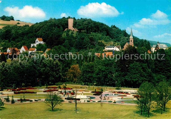 Bad Soden-Salmuenster Neuer Kurpark mit Blick zur Stolzenberg Burgruine