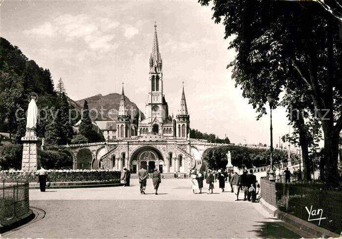 Lourdes Hautes Pyrenees La Basilique et la Vierge Couronnee