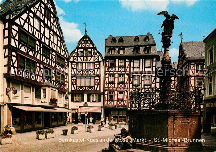Bernkastel-Kues Markt mit St Michael Brunnen