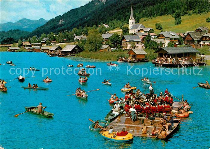Weissensee Kaernten Flosskonzert der Trachtenkapelle