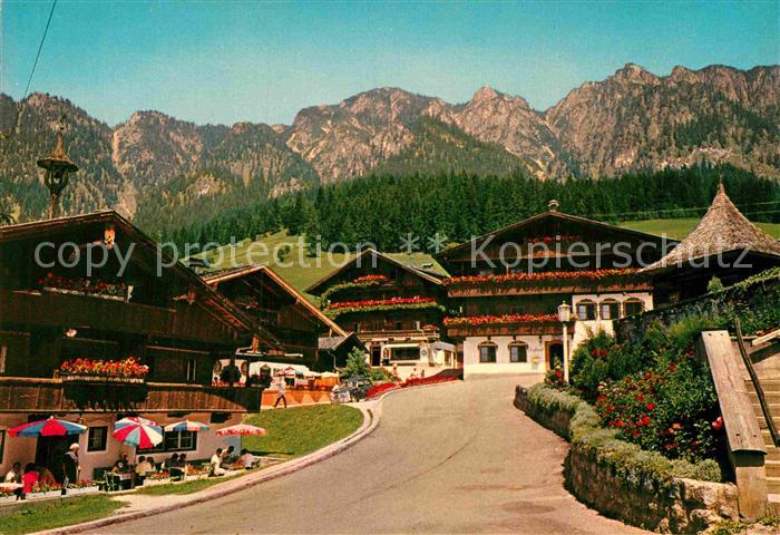 Alpbach Dorfplatz mit alten Tiroler Haeusern