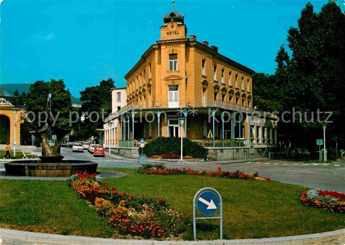 Bad Voeslau Badplatz mit Freiheitsbrunnen Hotel Stefanie