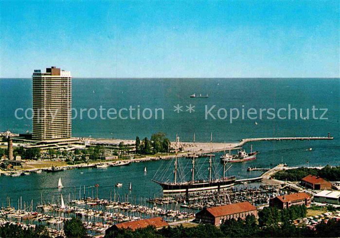 Travemuende Ostseebad mit Yachthafen Segelschulschiff Passat Hotel Maritim