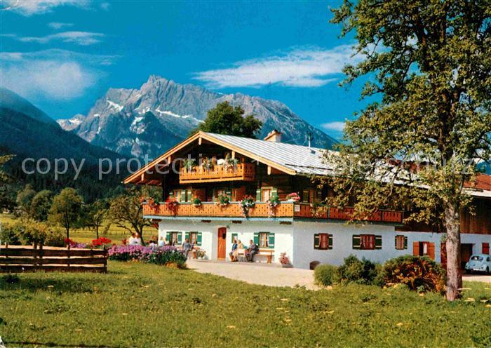 Berchtesgaden Bauernhaus in der Schoenau mit Hochkalter Berchtesgadener Alpen