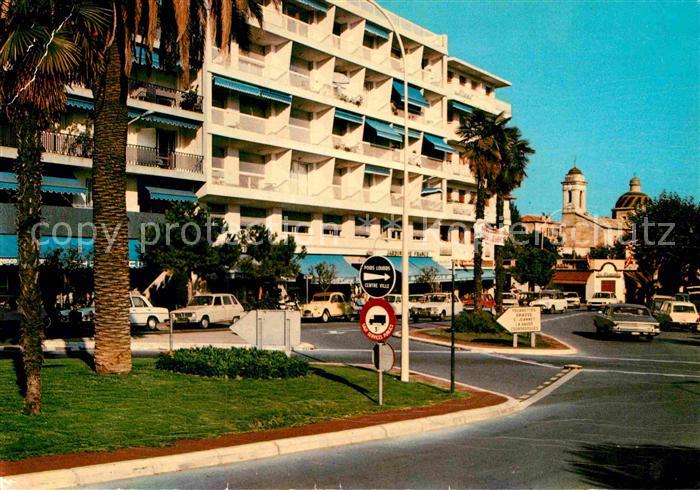 Vence-la-Jolie Auf fond la Chapelle des Penitents Blancs