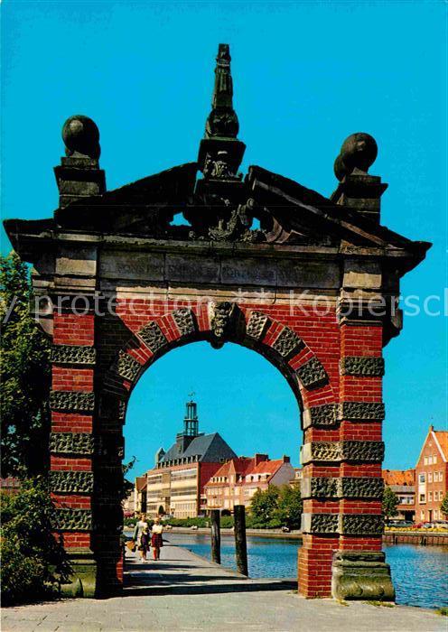 Emden Ostfriesland Stadttor und Rathaus