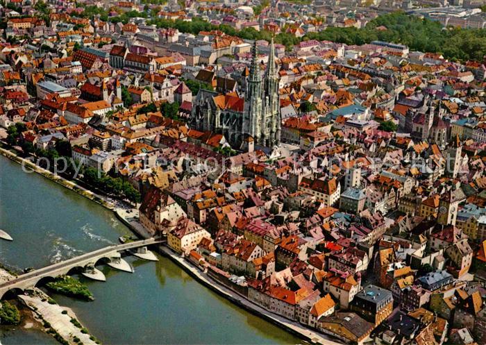 REGENSBURG Bayern Altstadt Kirche Donau Bruecke Fliegeraufnahme
