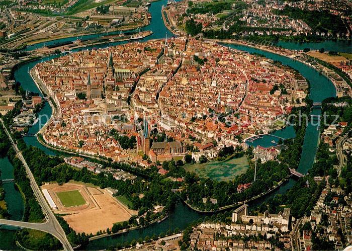 Luebeck Altstadt Kirche Hansestadt Fliegeraufnahme