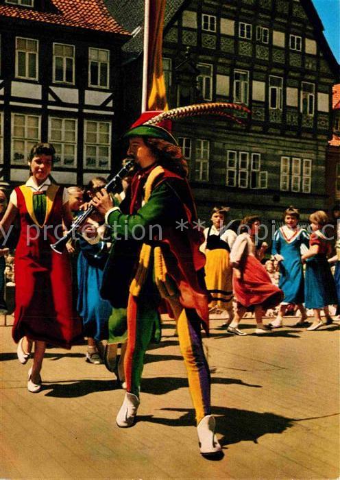 Hameln Weser Rattenfaenger mit Kindern