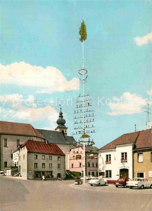 Oberviechtach im Oberpfaelzerwald Marktplatz mit Maibaum