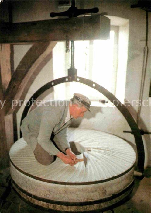 Aurich Ostfriesland Muehlenfachmuseum Stiftsmuehle Mueller beim Muehlsteinschaer