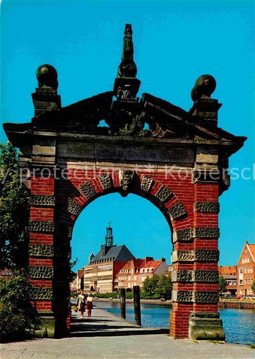 Emden Ostfriesland Stadttor und Rathaus