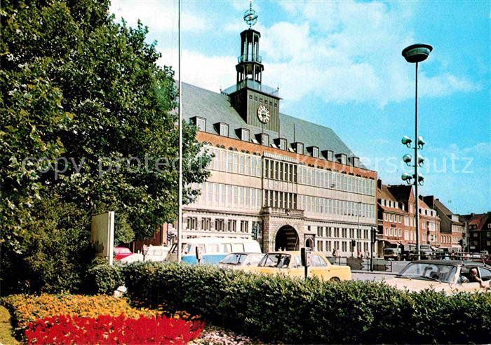 Emden Ostfriesland Rathaus mit Vorplatz