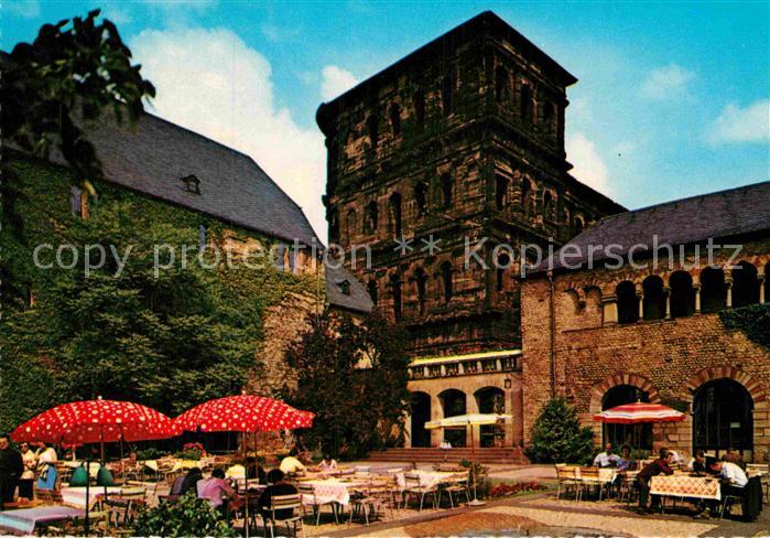 Trier Brunnenhof mit Porta Nigra und Simeonstift